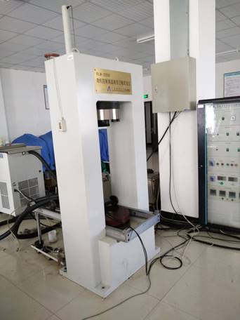 说明: 高温岩石三轴流变仪